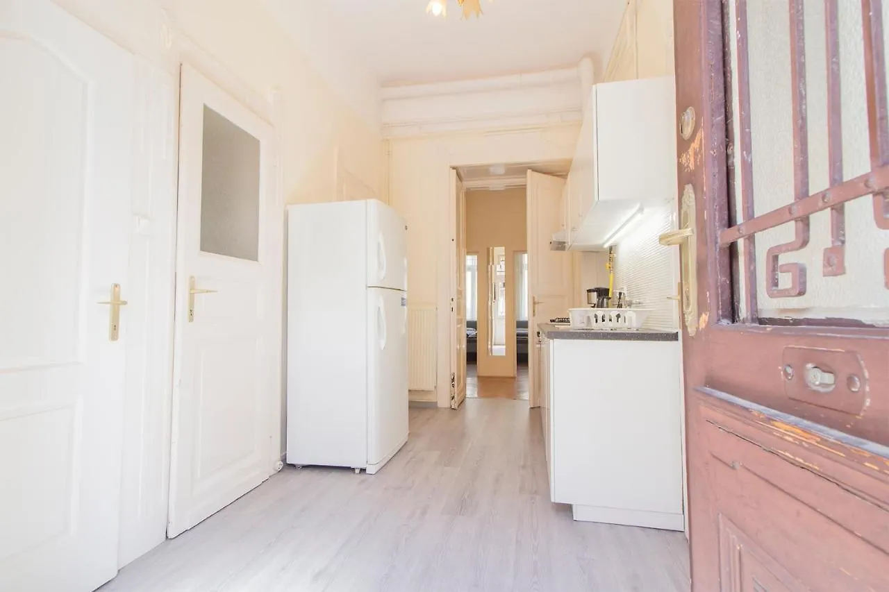 Joseph Boulevard Apartment - 3Bdr, 2Bath, 8Ppl Budapest Hungary