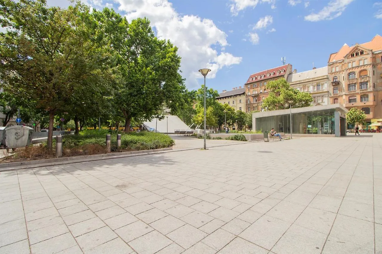 Joseph Boulevard Apartment - 3Bdr, 2Bath, 8Ppl Budapest 0*,  Ungheria