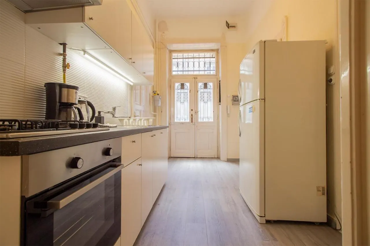 Joseph Boulevard Apartment - 3Bdr, 2Bath, 8Ppl Budapest