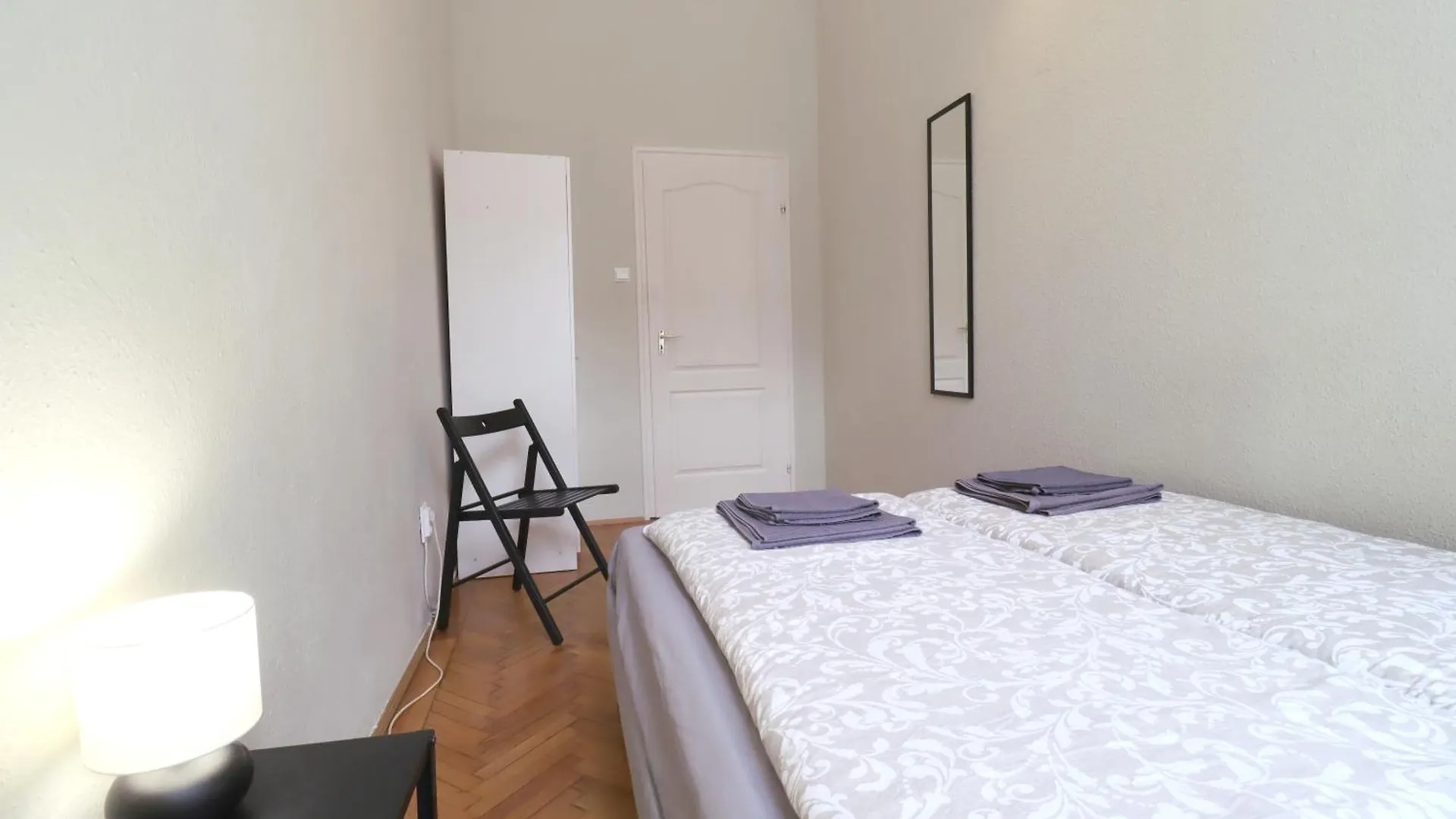 Joseph Boulevard Apartment - 3Bdr, 2Bath, 8Ppl Budapest 0*,