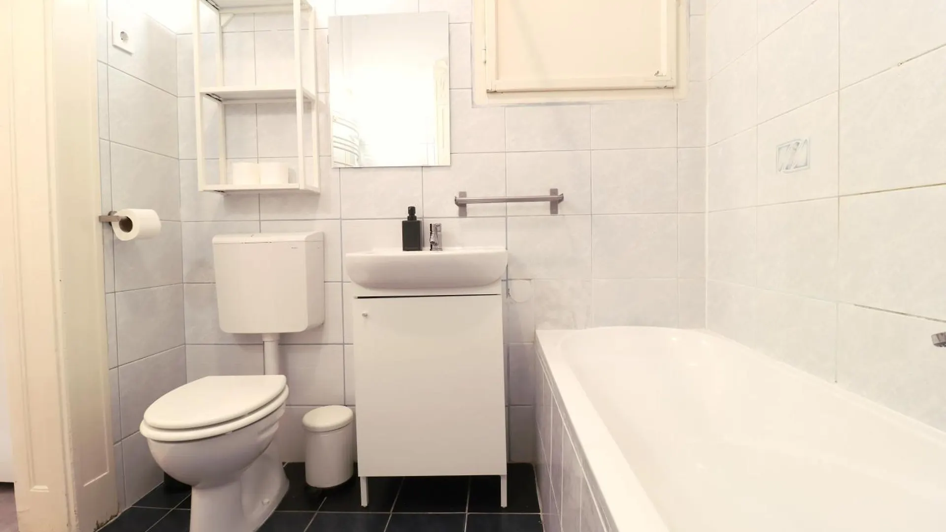 Joseph Boulevard Apartment - 3Bdr, 2Bath, 8Ppl Budapest Ungheria