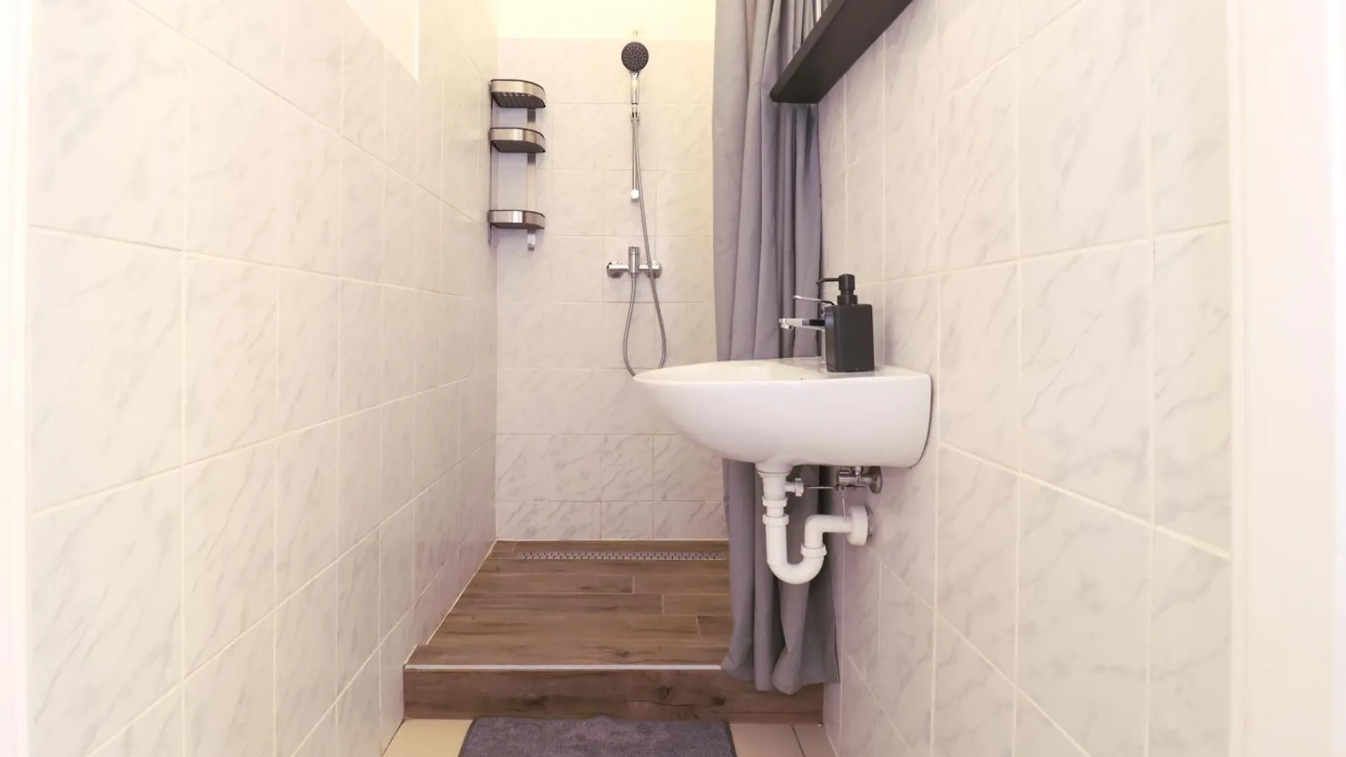 Joseph Boulevard Apartment - 3Bdr, 2Bath, 8Ppl Budapest 0*,