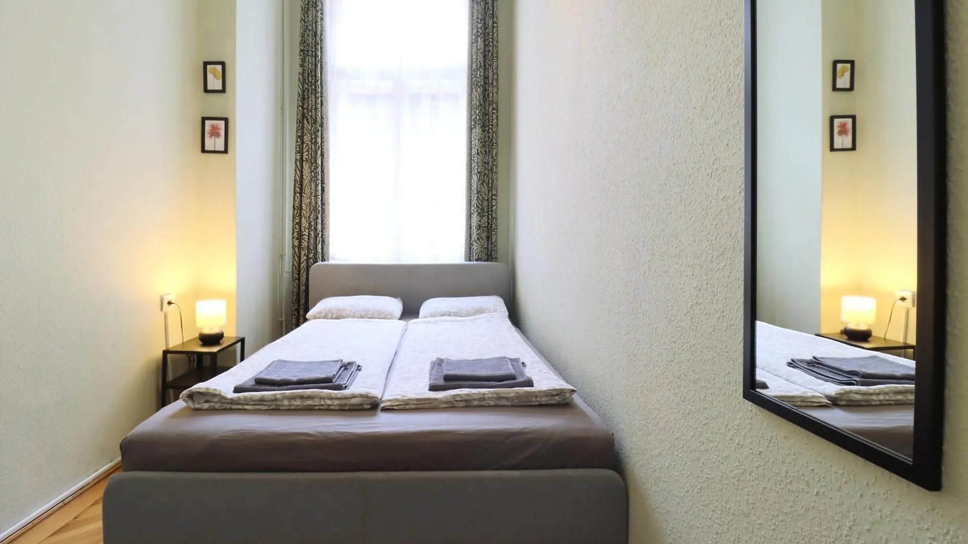 Joseph Boulevard Apartment - 3Bdr, 2Bath, 8Ppl Budapest