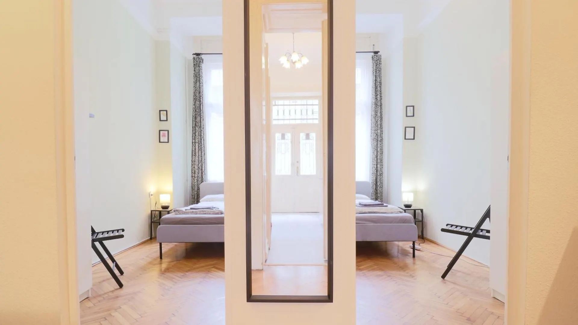 Joseph Boulevard Apartment - 3Bdr, 2Bath, 8Ppl Budapest