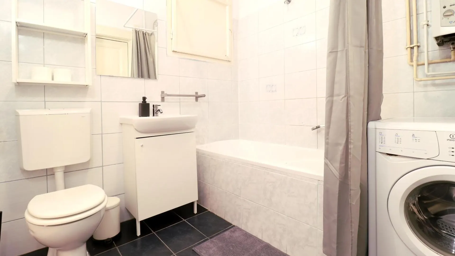 Joseph Boulevard Apartment - 3Bdr, 2Bath, 8Ppl Budapest