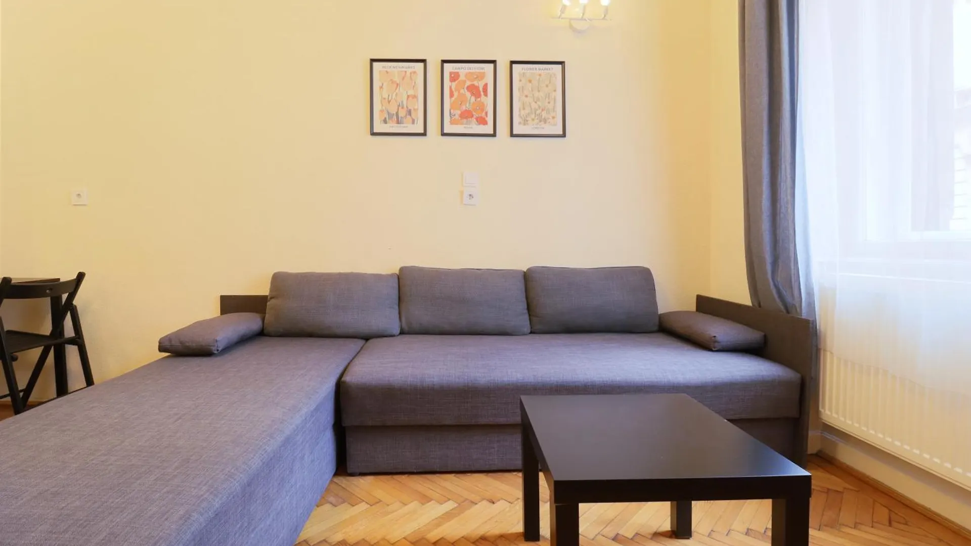 Joseph Boulevard Apartment - 3Bdr, 2Bath, 8Ppl Budapest 0*,  Ungheria