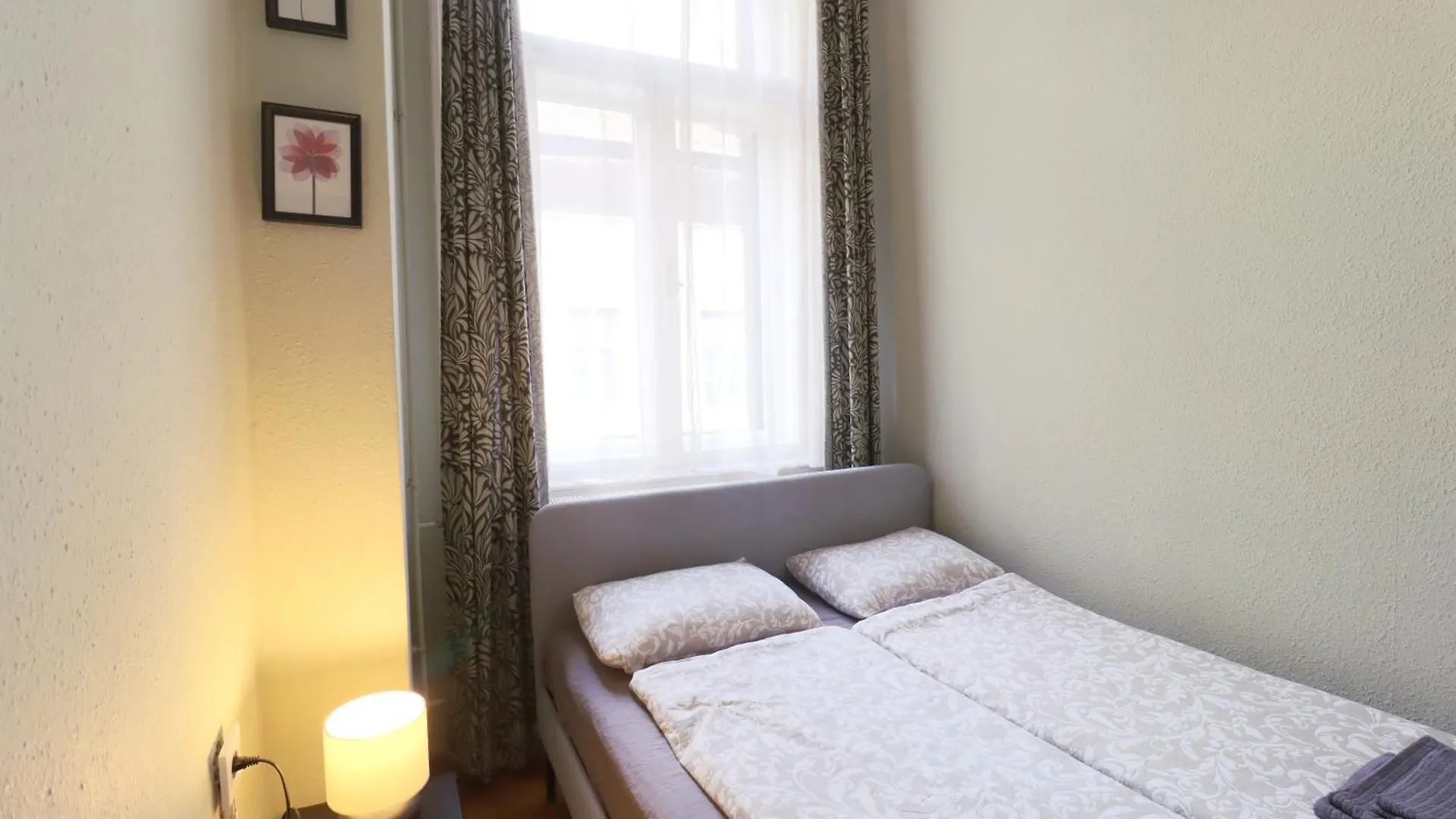 Joseph Boulevard Apartment - 3Bdr, 2Bath, 8Ppl Budapest