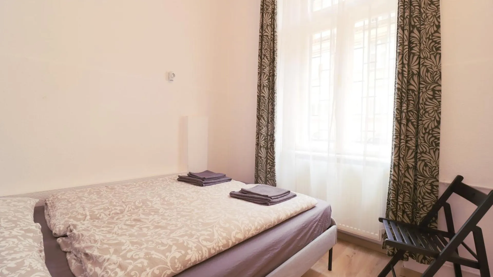 Joseph Boulevard Apartment - 3Bdr, 2Bath, 8Ppl Budapest