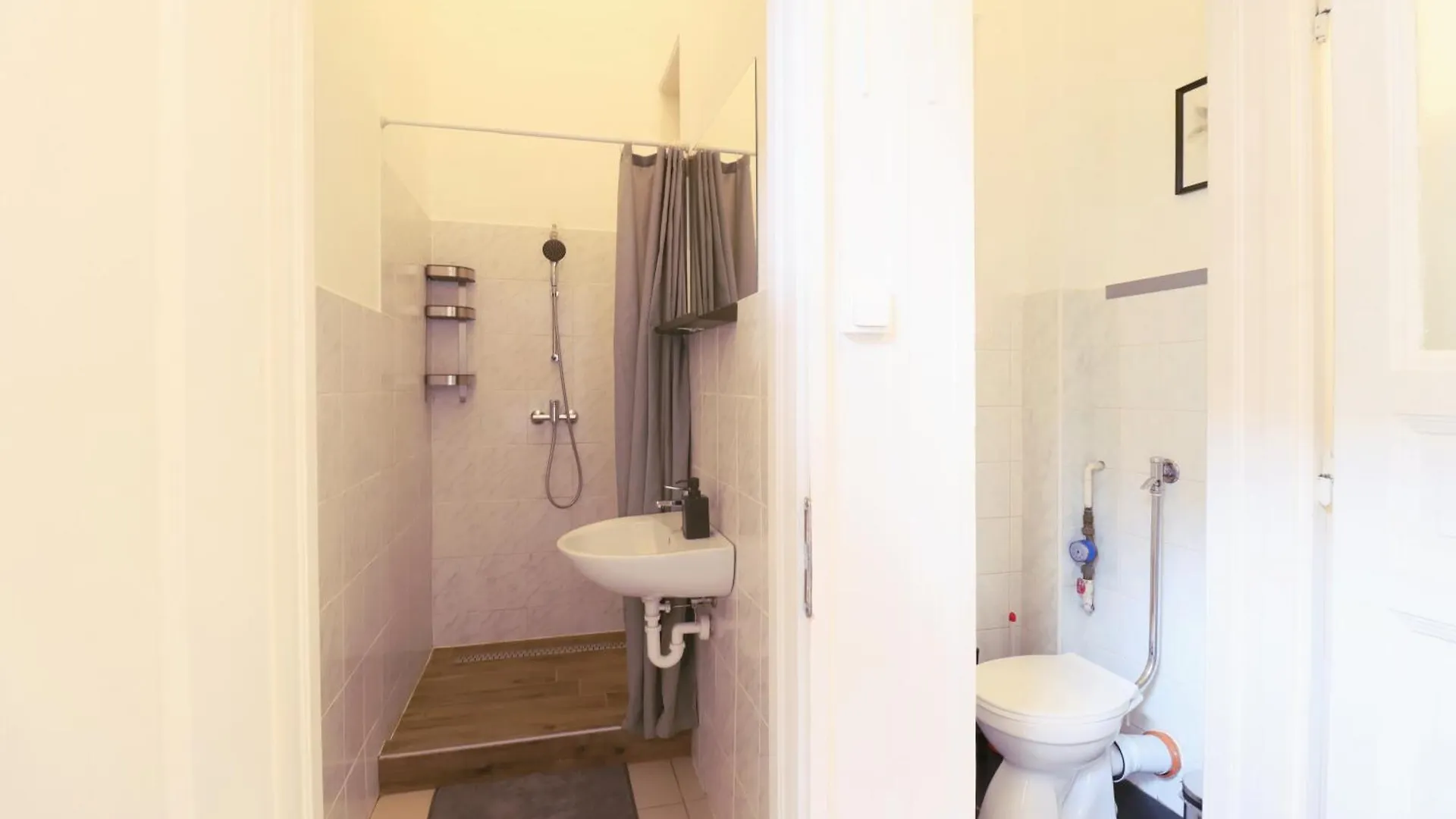 Joseph Boulevard Apartment - 3Bdr, 2Bath, 8Ppl Budapest