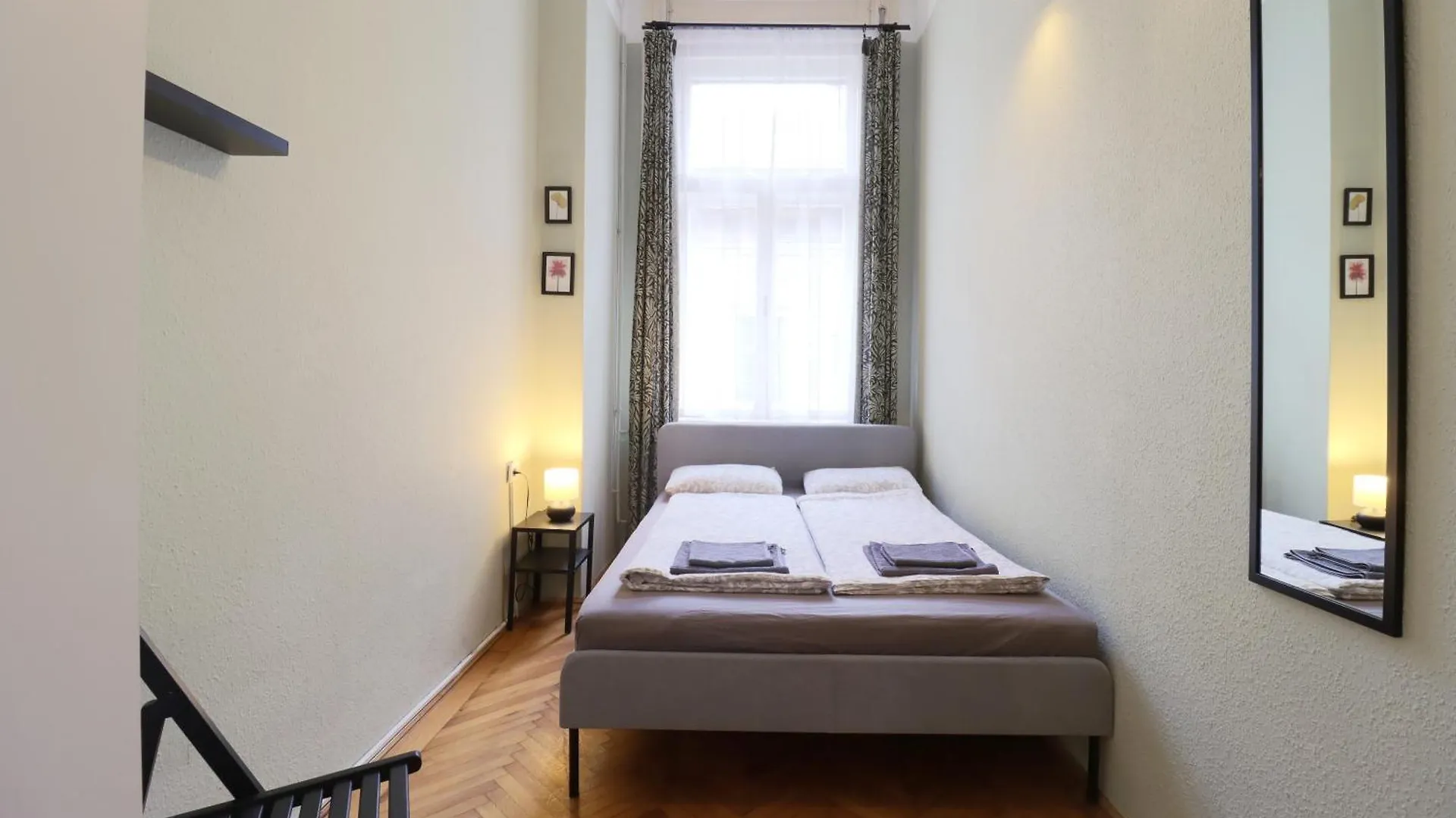 Joseph Boulevard Apartment - 3Bdr, 2Bath, 8Ppl Budapest