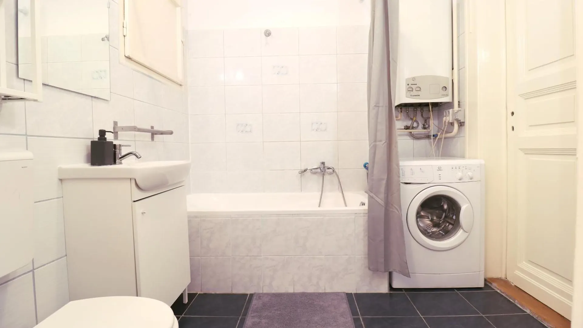 Joseph Boulevard Apartment - 3Bdr, 2Bath, 8Ppl Budapest 0*,  Ungheria
