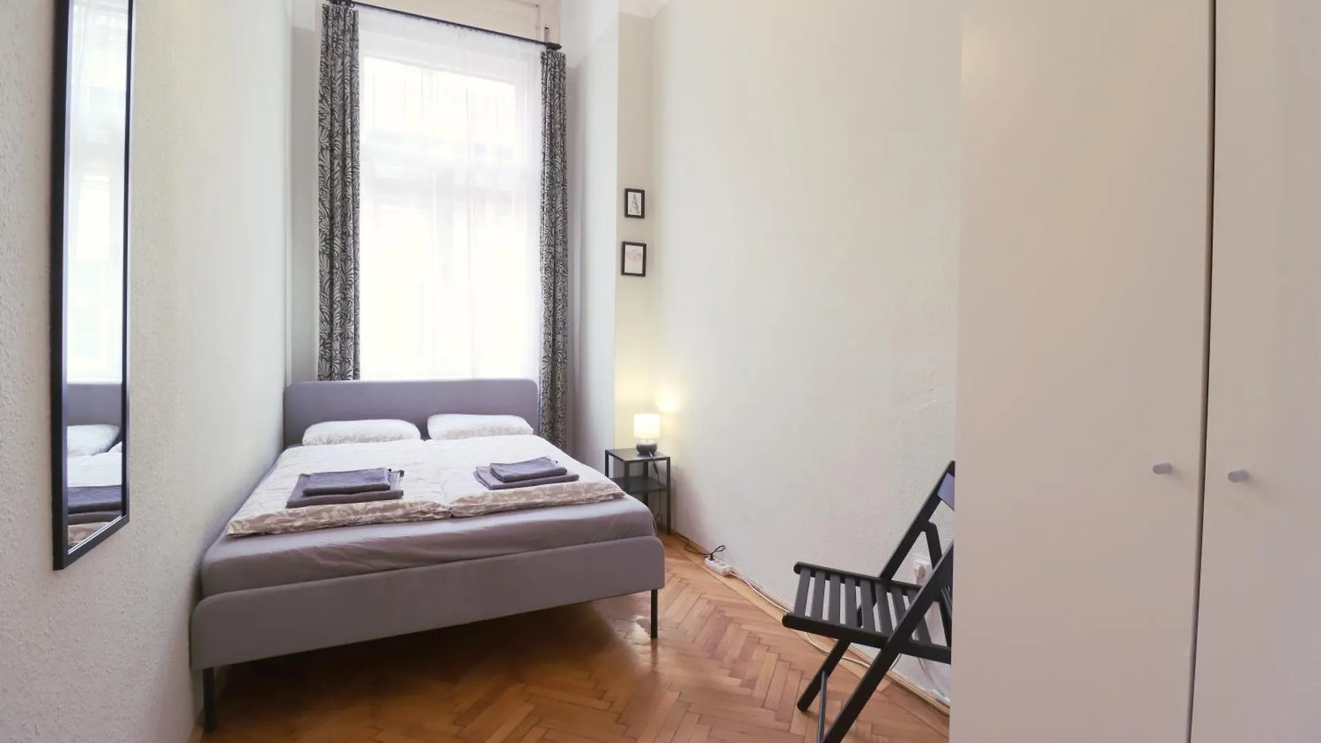 Joseph Boulevard Apartment - 3Bdr, 2Bath, 8Ppl Budapest
