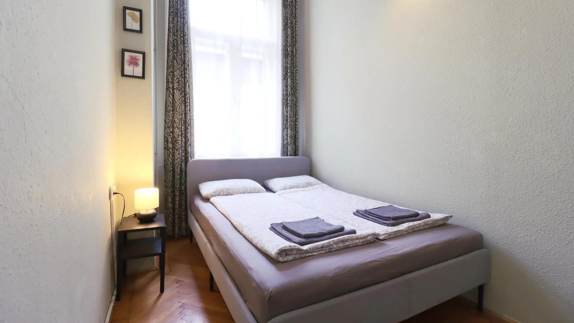 Joseph Boulevard Apartment - 3Bdr, 2Bath, 8Ppl Budapest Ungheria